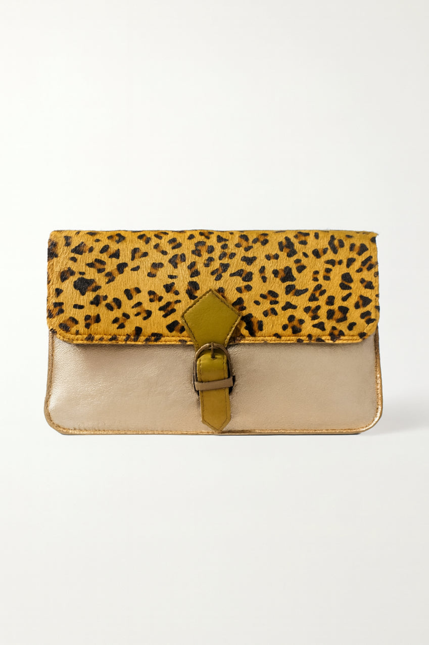 Bolso de piel con hebilla